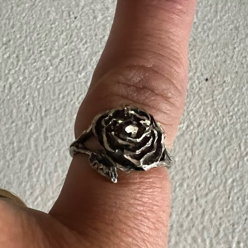Rose pewter ring. 🌹See video of ring.